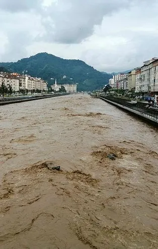 Son dakika: Bakanlar Soylu, Kurum ve Karaismailoğlu sel ve heyelanların yaşandığı Of'a geldi!