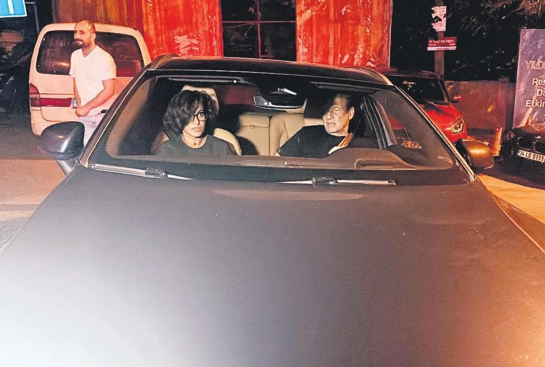 Öpmelere doyamadı!