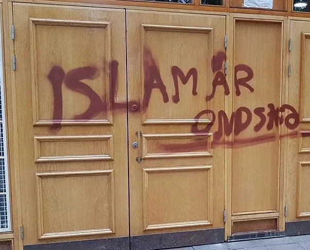 İsveç’te camiye çirkin saldırı