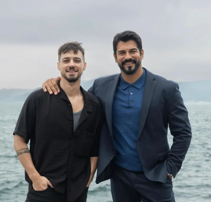 mert-yazicioglunun-hizina-yetisilmiyor-afra-saracoglu-dilan-cicek-deniz-derken-meger-unlu-sarkiciyla-da-ask-ya-1724375421111.jpeg Mert Yazıcıoğlu'nun hızına yetişilmiyor! Afra Saraçoğlu, Dilan Çiçek Deniz derken meğer ünlü rapçiyle de aşk yaşamış...-3