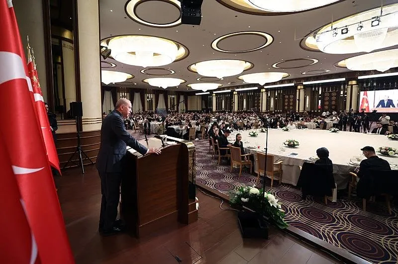 Başkan Recep Tayyip Erdoğan, Beştepe Millet Sergi Salonu'nda düzenlenen iftar programında üniversiteli gençlerle bir araya geldi. (AA)