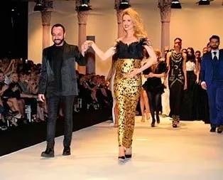 İki kişi yürüdü