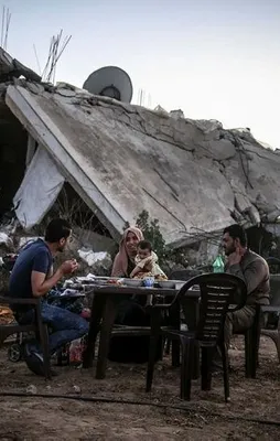 Gazze'de enkazın ortasında iftar