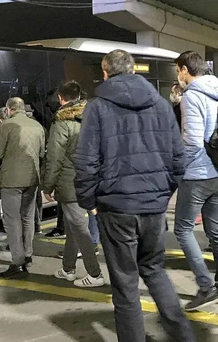 İstanbul koronavirüsün merkezi oldu! Toplu taşıma araçlarında ve duraklarda endişe yaratan yoğunluk