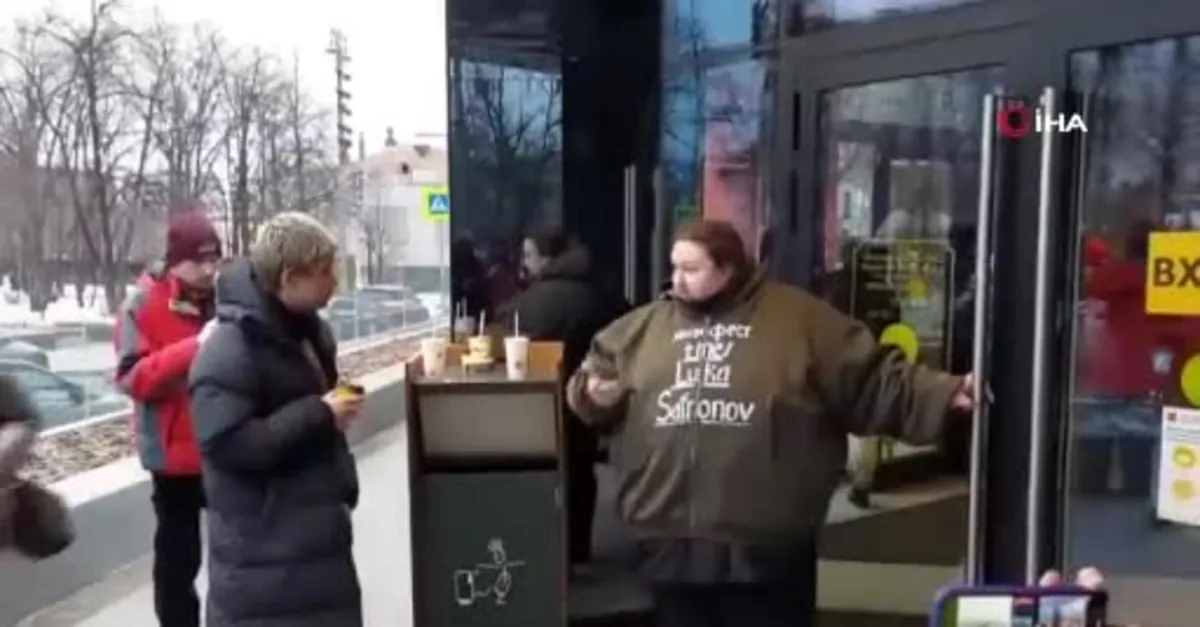 Ünlü Rus ressamın oğlu Luka Zatravkin kendisini Mc Donald's'ın kapılarına kelepçeledi