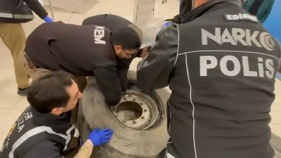 Tır lastiğinden uyuşturucu fışkırdı