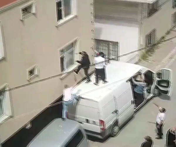 yanginda-mahsur-kalanlar-kamyonetle-iste-boyle-kurtardi-1651238987339.jpg Yangında mahsur kalanlar kamyonetle işte böyle kurtardı-3