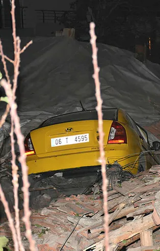 Gecekondunun çatısına taksi devrildi