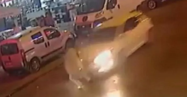 Son dakika: İzmir’de otomobilin yayaya çarptığı kaza, kamerada! Polis sürücünün peşinde