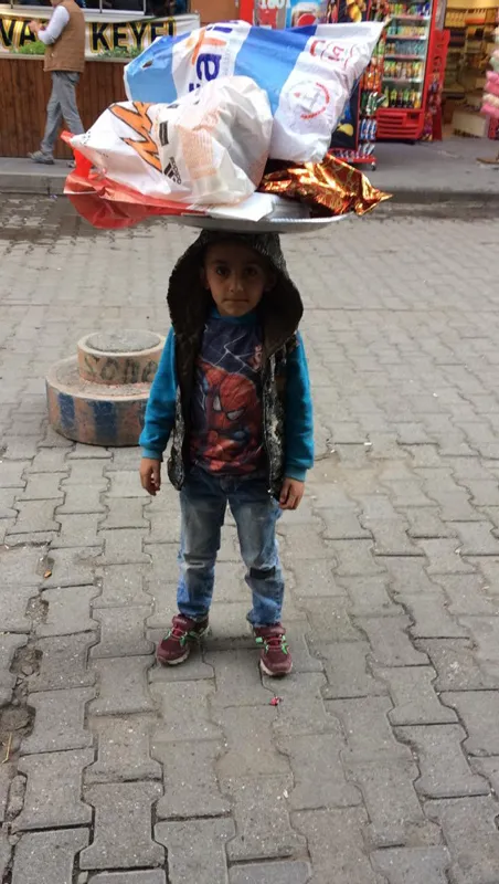 Diyarbakır'da okul harçlığı için sokaklarda simit satan küçük Taylan’a doğum günü sürprizi-6