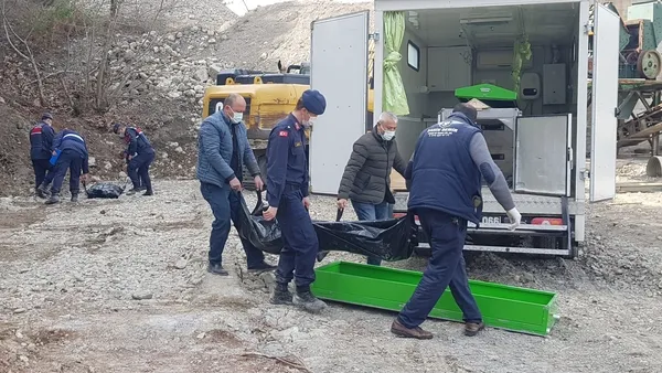 iki-iscinin-feci-olumu-tas-kirma-makine-sikistilar-1615381797627.jpg İki işçinin feci ölümü! Taş kırma makine sıkıştılar-3