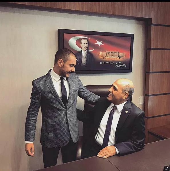 chpli-vekil-fikret-sahin-polisleri-tehdit-etti-oglu-arabayla-ezmeye-calisti-skandal-olay-1631160819900.jpg CHP'li vekil Fikret Şahin polisleri tehdit etti oğlu arabayla ezmeye çalıştı! Skandal olay-2