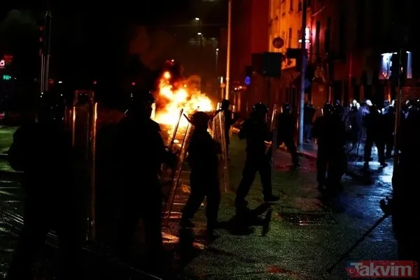 İrlanda’da bıçaklı saldırı: 3’ü çocuk 5 yaralı! Öfkeli halk sokağa indi | Araçları ateşe verdiler: Ortalık savaş alanına döndü - 1