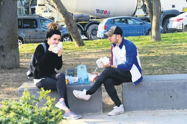 oyuncu-sarp-apak-ve-esi-bengisu-apak-restoran-yerine-parkta-karin-doyurdu-1574287912478.jpeg Oyuncu Sarp Apak ve eşi Bengisu Apak restoran yerine parkta karın doyurdu-1