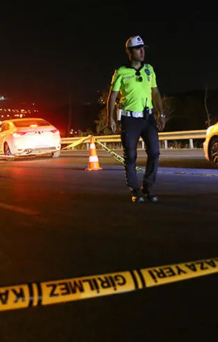 Sivas'ta araba tırla çarpıştı: 3 yaralı!