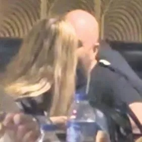 Ünlü şef Somer Sivrioğlu ve Aslı Turanlı aşka geldi! Çorbacıda birbirlerini öpmeye doyamadılar-4