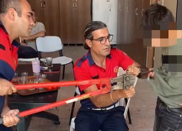 mardinde-celik-bisiklet-kilidini-beline-kilitleyen-cocugu-itfaiye-kurtardi-1655211616503.jpg Mardin'de çelik bisiklet kilidini beline kilitleyen çocuğu itfaiye kurtardı-5