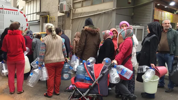 İzmir'de bir CHP rezaleti daha! Yağmur altında "su kuyruğu"-2