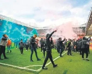 Manchester United taraftarı stadı bastı!