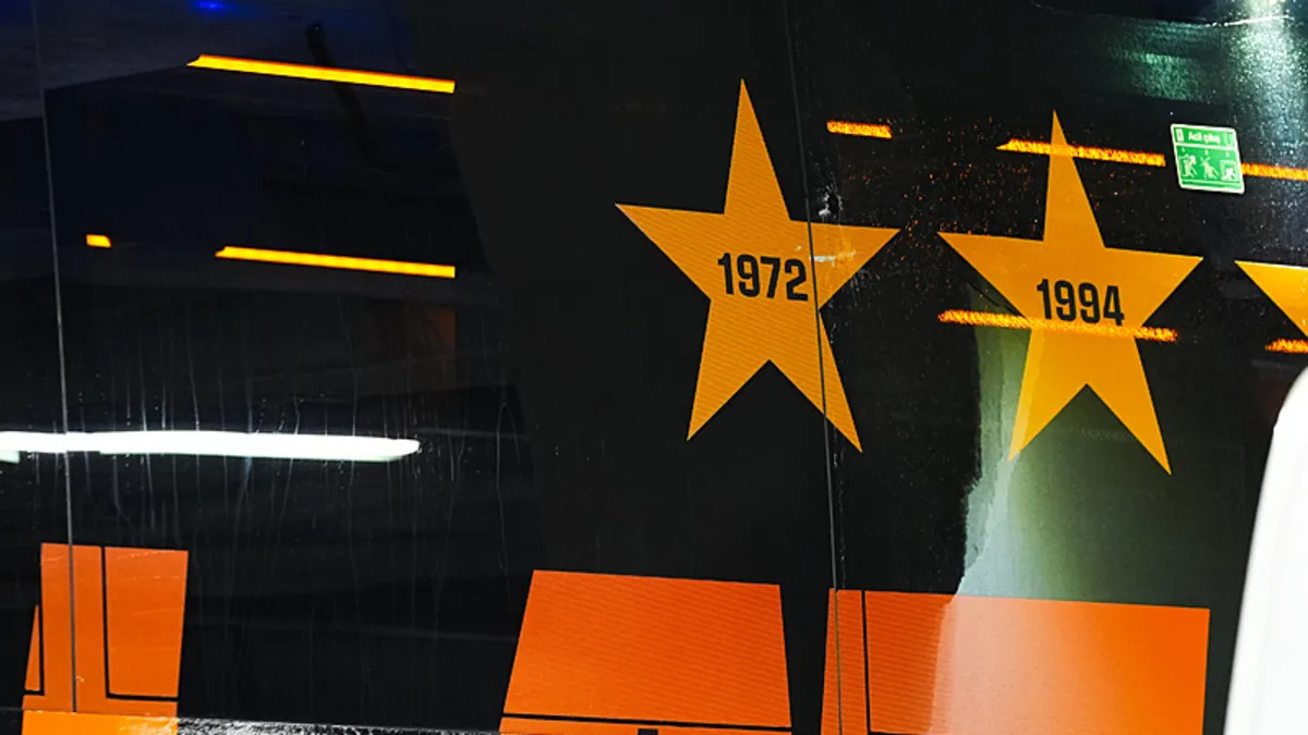Galatasaray otobüsüne taşlı saldırı