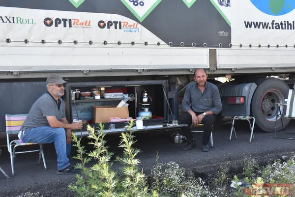 Gürcistan sınırında 16 kilometre uzunluğunda TIR kuyruğu oluştu! 3 günde sadece 3 kilometre ilerleyebiliyorlar - 8