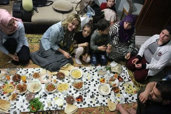 Gamze Özçelik Suriyeli aileyle iftar yaptı-3