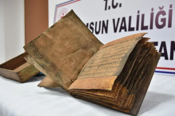samsunda-altin-islemeli-tevrat-ele-gecirildi-1616785507883.jpg