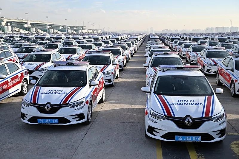 Jandarma ve Emniyet Teşkilatlarının kullanımı için alınan araçlar Atatürk Havalimanı’nda görüntülendi. (AA)