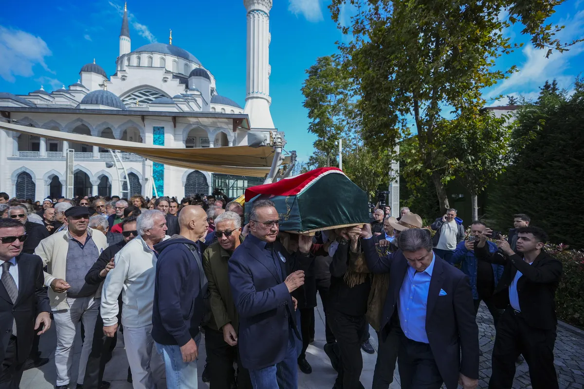 Altın Çocuk’a asker selamıyla veda! Yeşilçam yıldızı Göksel Arsoy son yolculuğuna uğurlandı-7