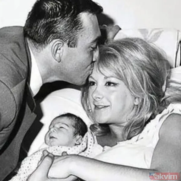 Filiz Akın ile Türker İnanoğlu’nun oğlu İlker İnanoğlu 59 yaşına bastı! Gülşen Bubikoğlu’ndan nostaljik aile pozu geldi: Eşi, kızı ve İlker’le... - 1