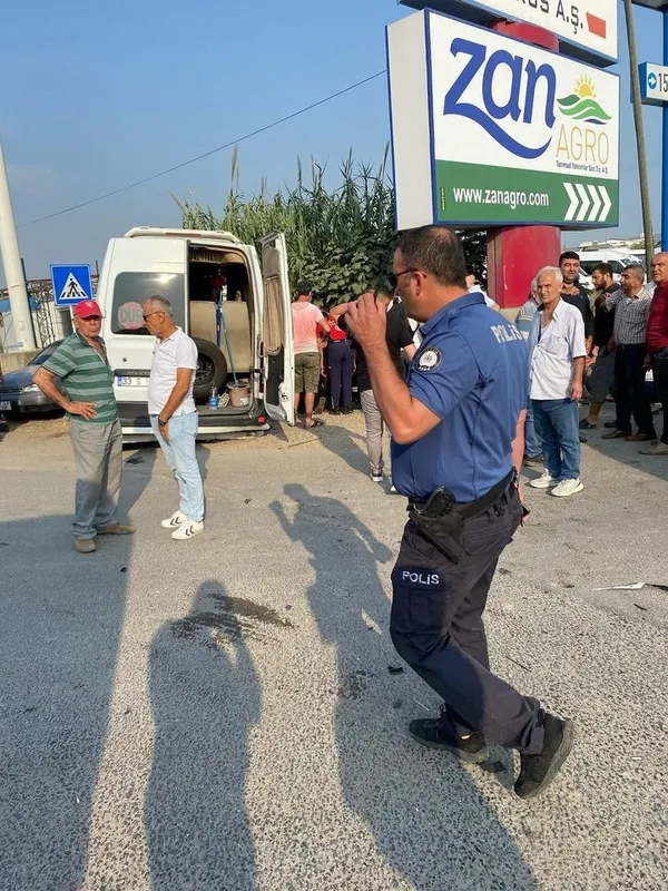 Mersin'de feci kaza! İşçi servisi ile otomobil çarpıştı: 15 yaralı-1