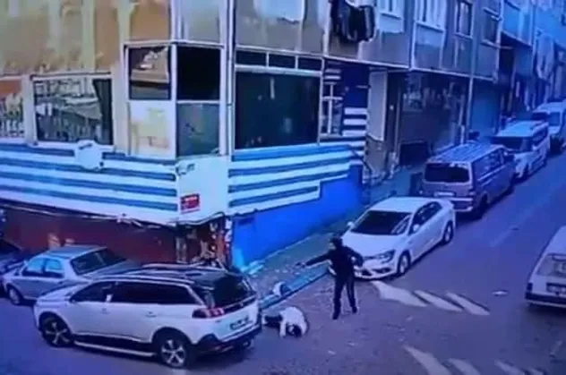 Zeytinburnu'nda gündüz vakti dehşet! Anne, baba ve oğula kurşun yağdırdı