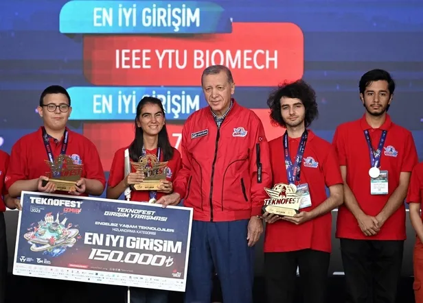 baskan-erdogandan-teknofestte-yerel-secim-mesaji-fetret-devri-yasayan-sehirlerimizi-tekrar-hizmetle-bulusturac-1695996330834.jpeg Başkan Erdoğan'dan TEKNOFEST'te yerel seçim mesajı: Fetret devri yaşayan şehirlerimizi tekrar hizmetle buluşturacağız-7