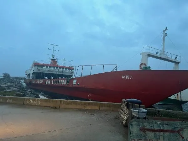İstanbul Maltepe Sahili'nde lodos nedeniyle gemi kıyıya oturdu-3