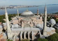 Geçtiğimiz sene müzeden tekrar ibadethaneye dönüştürülen Ayasofya Camiine 87 yıl sonra ilk mahya asıldı