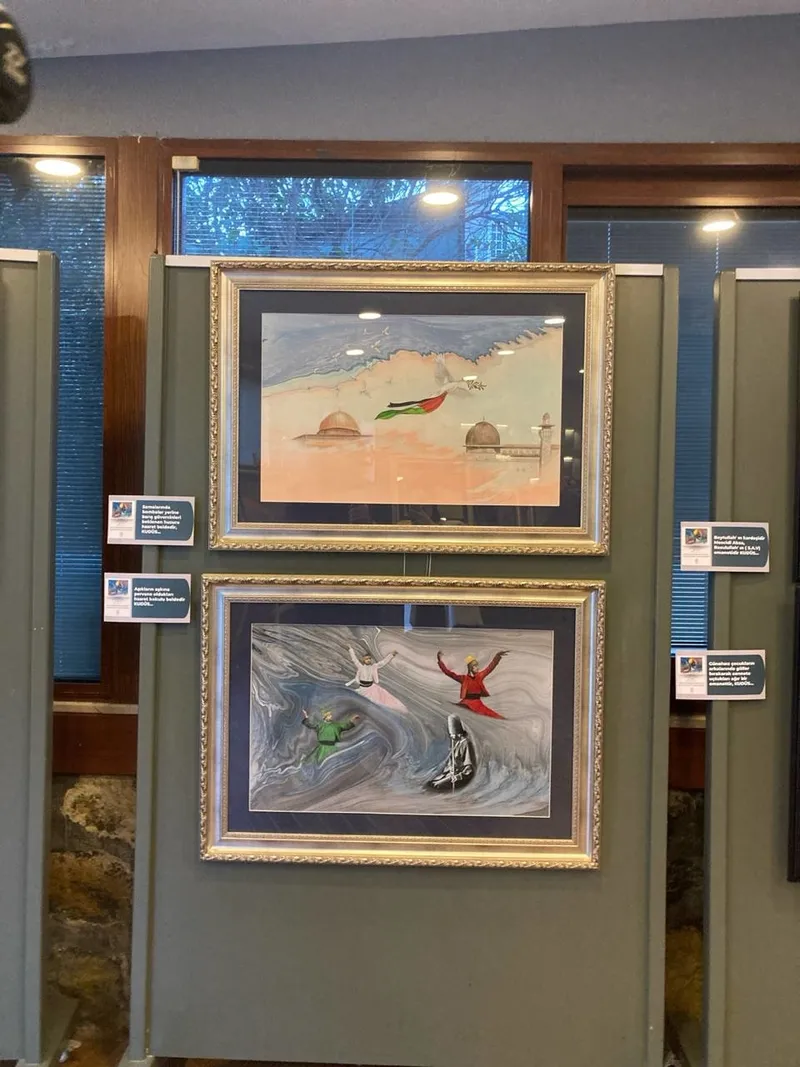 cinar-kultur-ve-sanat-merkezinde-acilan-vahyin-mubarek-kildigi-ozgur-belde-kudus-sergisi-6-marta-kadar-ziyaret-1707586141632.jpg Çınar Kültür ve Sanat Merkezi'nde açılan "Vahyin Mübarek Kıldığı Özgür Belde Kudüs" sergisi 6 Mart'a kadar ziyaretçilerini bekliyor-4