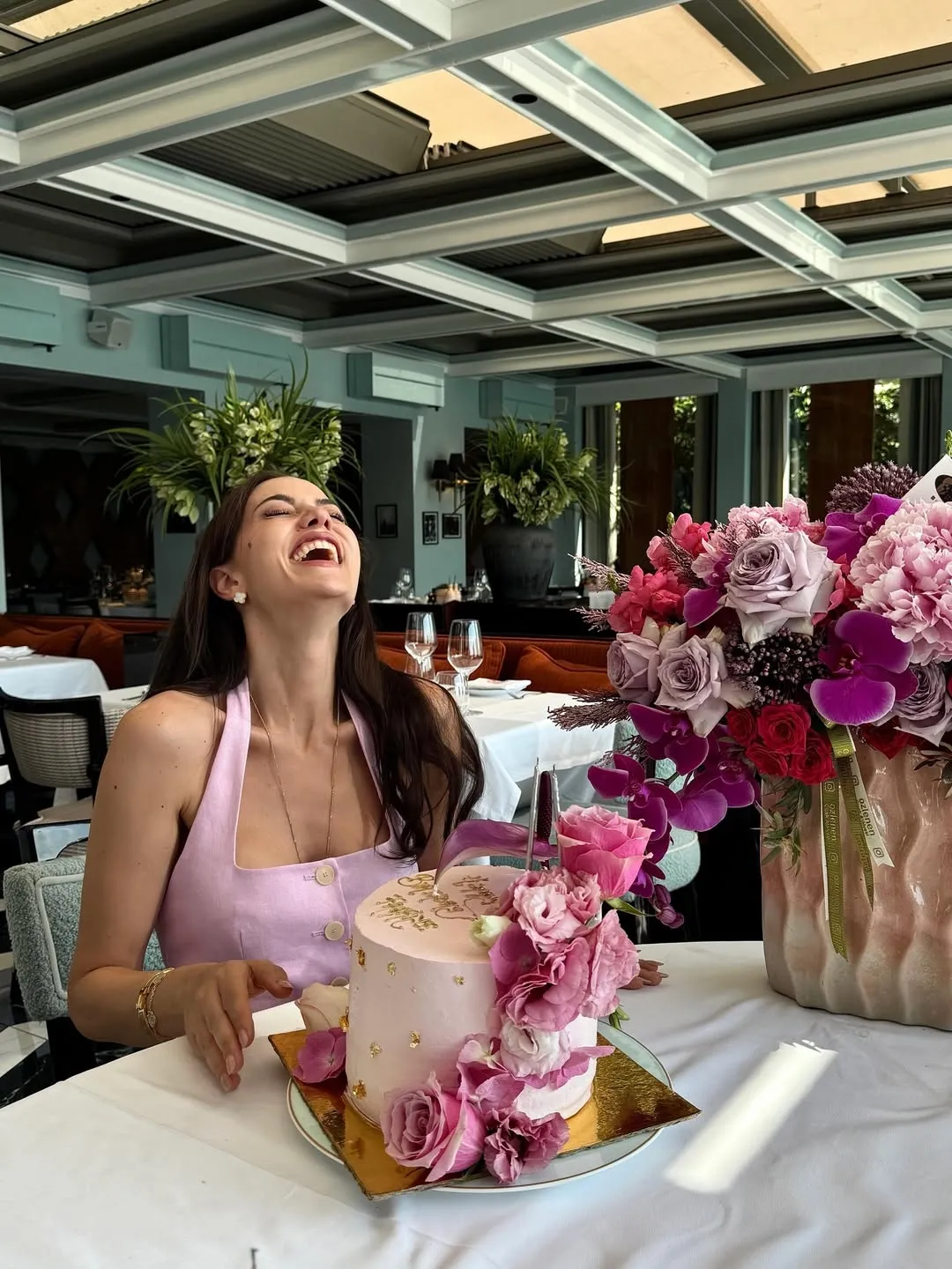 1780994347978.jpg Fahriye Evcen 40'ıncı yaş gününü çiçekler içinde kutladı: Doğum günü pozlarına Burak Özçivit'ten romantik yorum-4