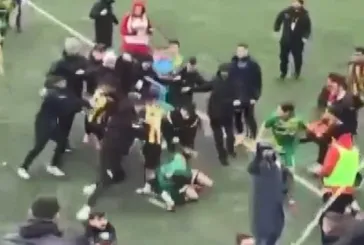 Amatör maçta taraftar sahaya daldı ortalık ringe döndü! Tekme tokat yumruk... O anlar kamerada