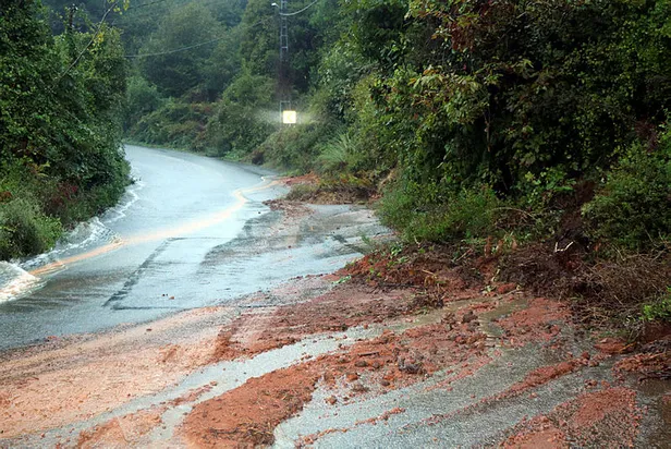 İstanbul Beykoz'da dehşet anları! Yıldırım düştü dere taştı-3