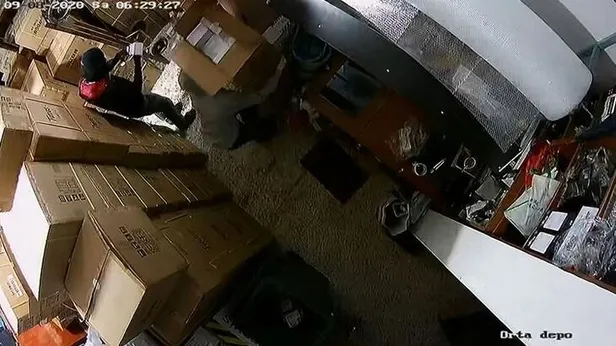 akilalmaz-olay-2-dakikada-200-bin-liralik-hirsizlik-yaptilar-1600931514872.jpg Akılalmaz olay! 2 dakikada 200 bin liralık hırsızlık yaptılar-2