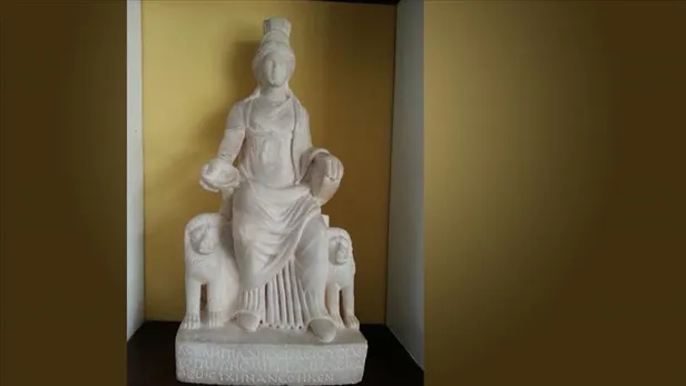 turkiyeden-kacirilan-bin-700-yillik-ana-tanrica-kybele-heykeli-turkiyeye-getirildi-bereketin-sembolu-1607804386219.jpeg Türkiye'den kaçırılan bin 700 yıllık ana tanrıça Kybele heykeli Türkiye'ye getirildi! Bereketin sembolü...-2