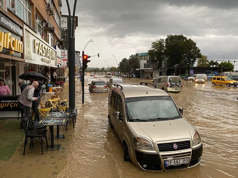 Giresun'da zor anlar | Sağanak yağış hayatı felç etti! Yollar göle döndü (İHA)