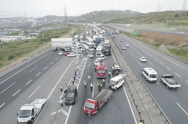 TEM'de zincirleme kaza! Kilometrelerce araç kuyruğu oluştu