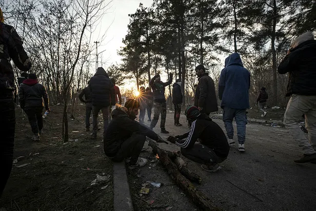 Katil Esad'ın kalleş saldırısı sonrası açılan sınır kapıları Avrupa'nın uykularını kaçırıyor!-6