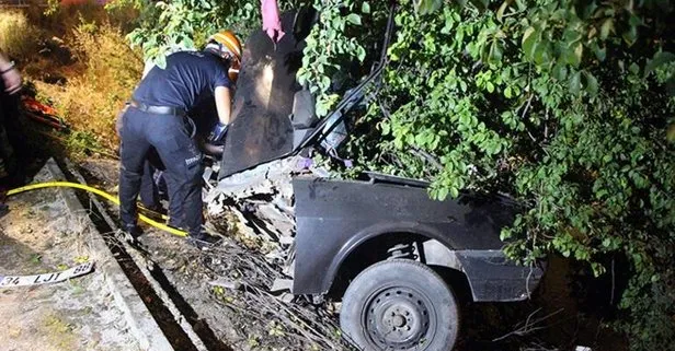 Ağaca çarpan otomobil ikiye katlandı