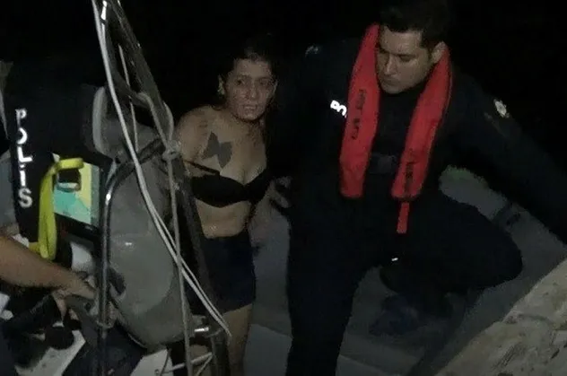 Son dakika: İzmir'de denize düşen kadını polis kurtardı