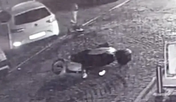 Düzce'de akılalmaz olay! Yoldan geçerken kavgada ateşlenen silahla yaralandı: O anlar kamerada-4