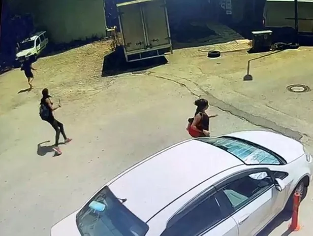 antalyada-travesti-kavgasi-sokak-ortasinda-birbirlerine-girdiler-1688390237967.jpeg Antalya'da travesti kavgası! Sokak ortasında birbirlerine girdiler-4