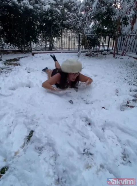 Paylaşımına Esprili Bir Not Düşen Özyağcılar, "Kimseye Verecek Hesabım Yok Çok Şükür. Her 1 Ocak Denizde Olurum. Burası Don Yaptı, Araba Çıkmadı. Ben De Kara...