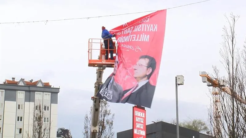 Caddedeki posterler toplandı. (DHA)